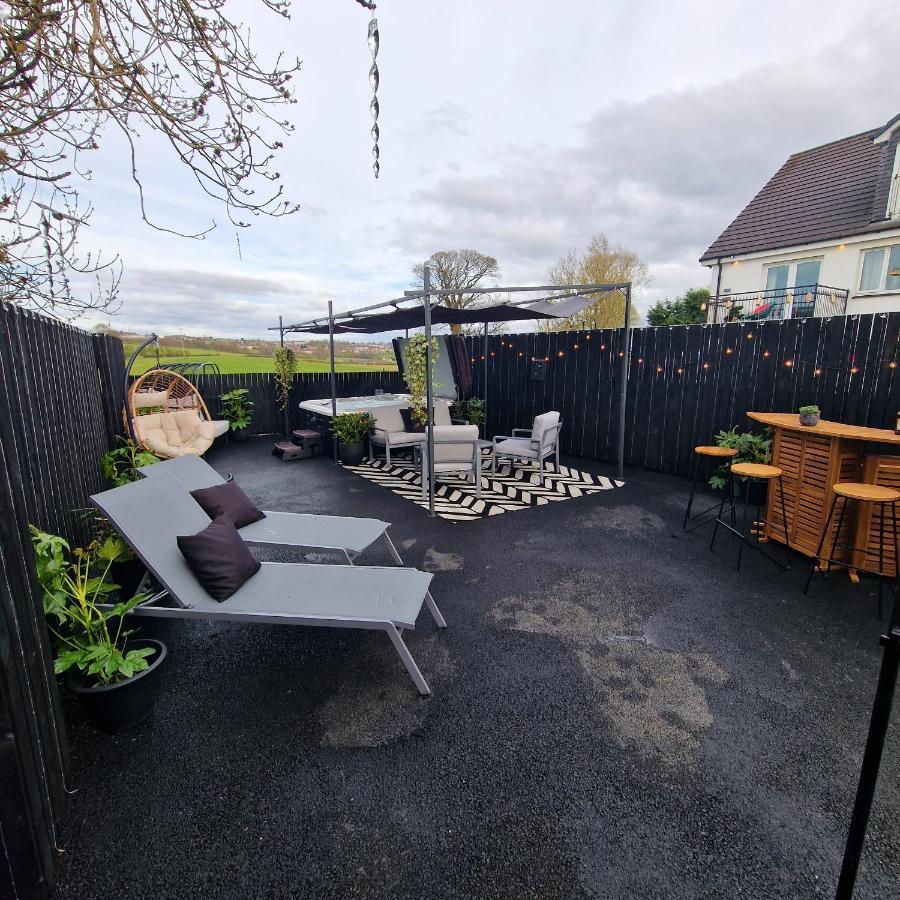 New Amazing The Black Wolf Suite The Grumpy Schnauzer B&B Airdrie Esterno foto