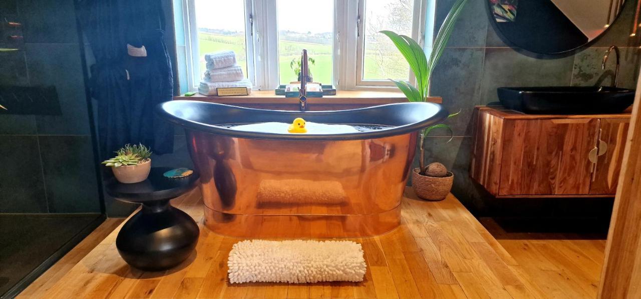 New Amazing The Black Wolf Suite The Grumpy Schnauzer B&B Airdrie Esterno foto