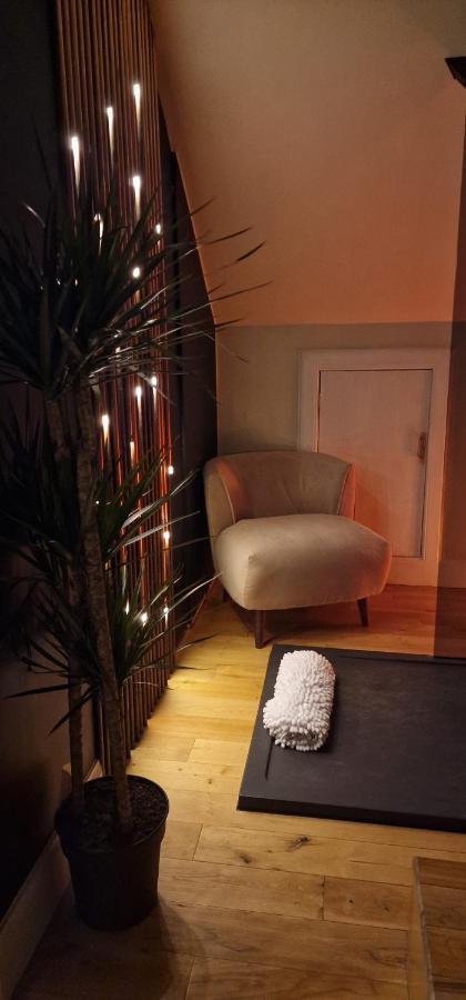 New Amazing The Black Wolf Suite The Grumpy Schnauzer B&B Airdrie Esterno foto