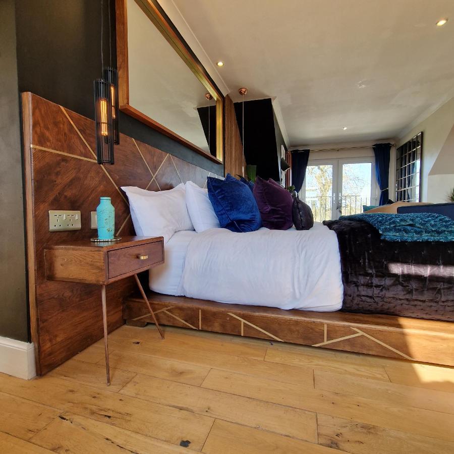 New Amazing The Black Wolf Suite The Grumpy Schnauzer B&B Airdrie Esterno foto