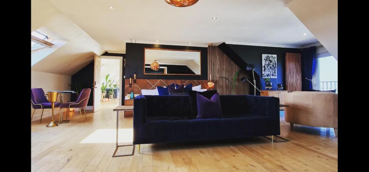 New Amazing The Black Wolf Suite The Grumpy Schnauzer B&B Airdrie Esterno foto