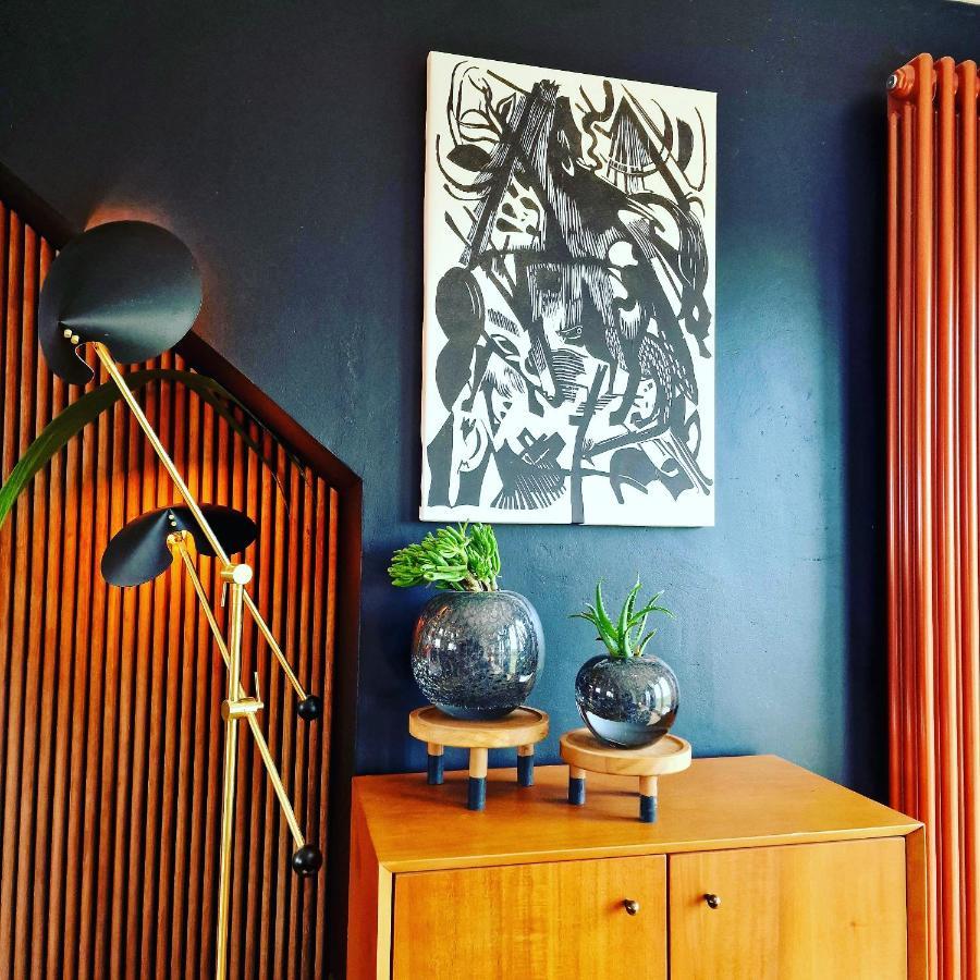 New Amazing The Black Wolf Suite The Grumpy Schnauzer B&B Airdrie Esterno foto