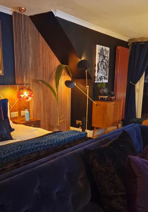 New Amazing The Black Wolf Suite The Grumpy Schnauzer B&B Airdrie Esterno foto